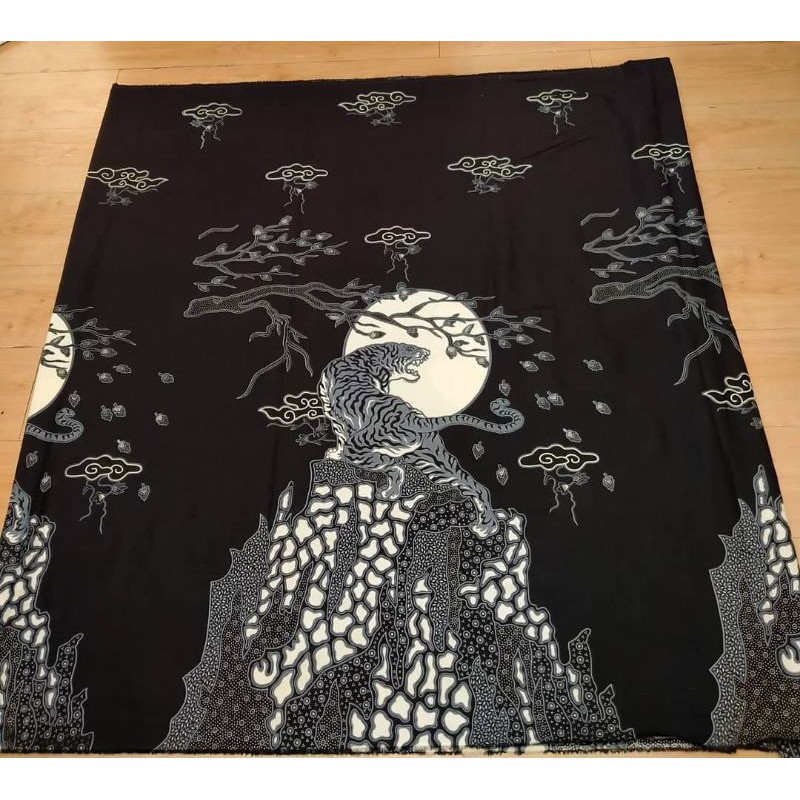 Kain Batik murah Solo motif macan putih warna dasar hitam ( Primissima Premium )