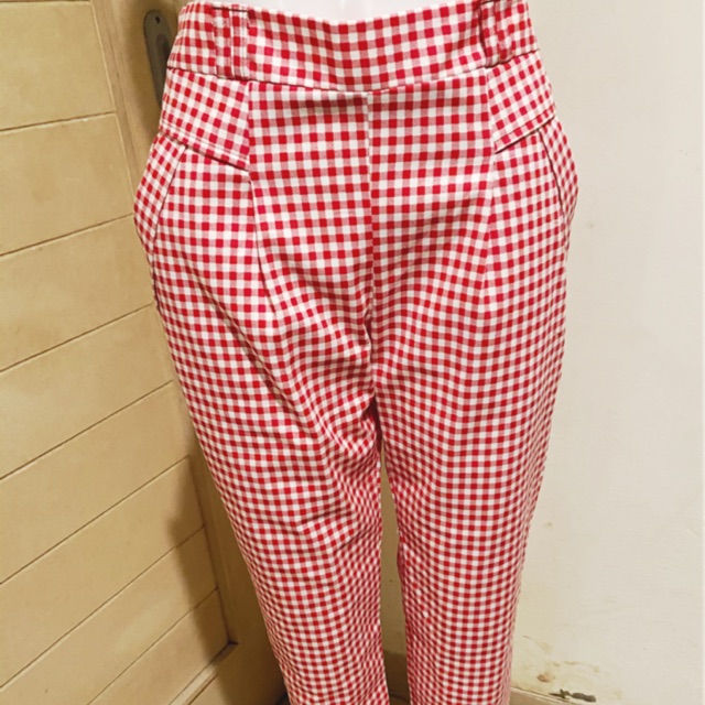 

Celana pensil motif kotak merah
