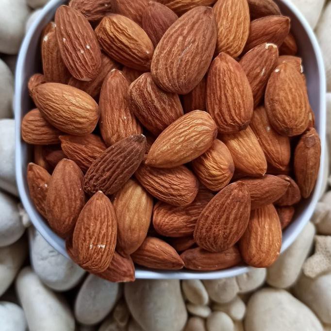 

Promo Awal tahun Kacang Almon utuh panggang oven 500 gram / whole roasted almond 500 gr Promo Awal