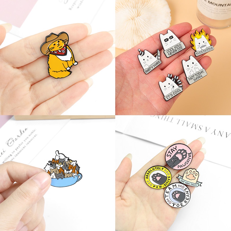 Bros pin Enamel Desain Kucing Planet Bulan Cakar Kafe Untuk Kerah Kemeja Tas Jeans