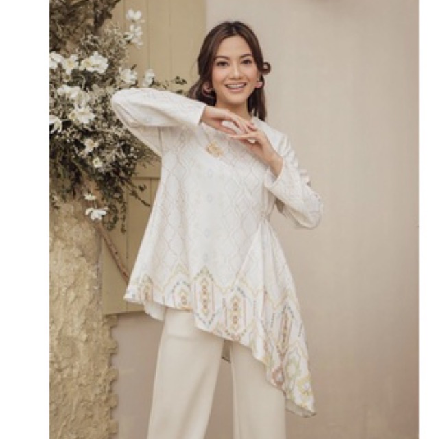 Kiana Blouse Wearing Klamby