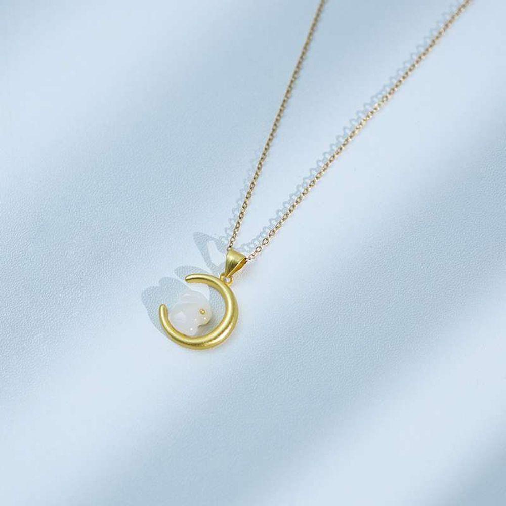 Mxbeauty Kalung Wanita Temperamen Elegan Desain Niche Bulan Giok Kelinci Berlapis Emas Peri Necklace