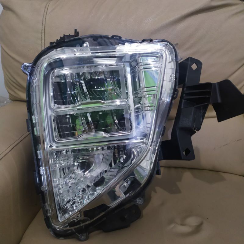 Lampu depan Xpander Cross