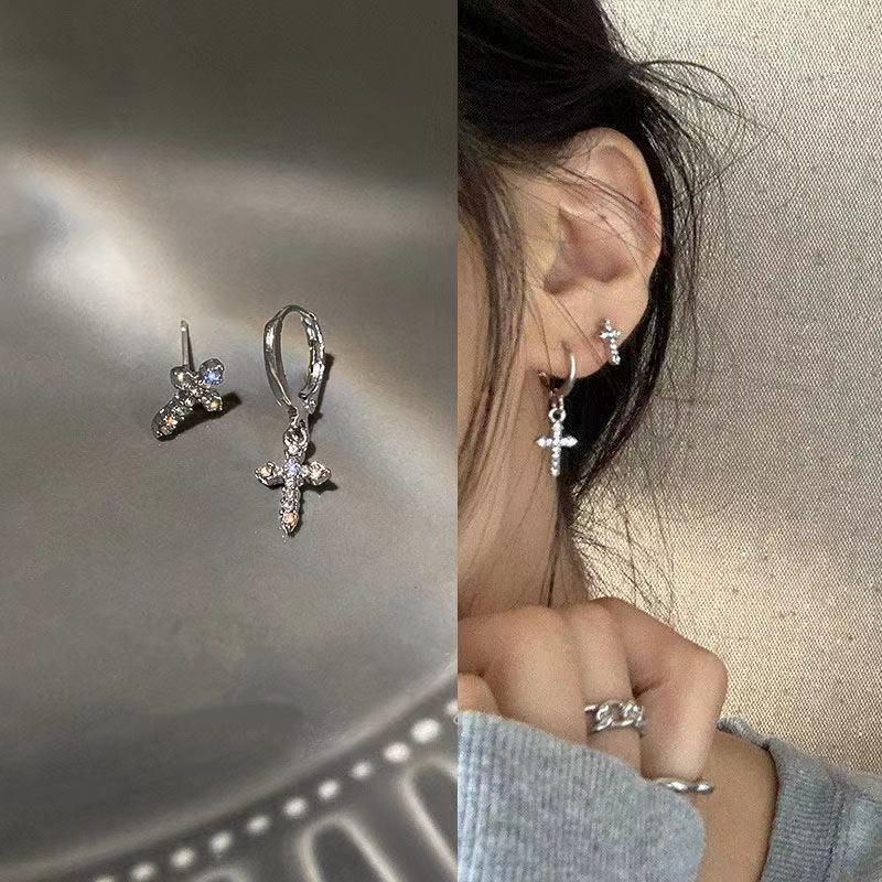 Anting Tusuk Gantung Asimetris Desain Salib Hias Kristal / Zircon Gaya Korea / Gothic / Punk / Hip Hop Untuk Wanita