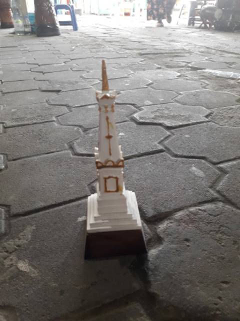 MINIATUR TUGU JOGJA BAHAN KAYU UKURAN 20x7x7 cm - SOUVENIR YOGYAKARTA - DEKORASI RUMAH MURAH