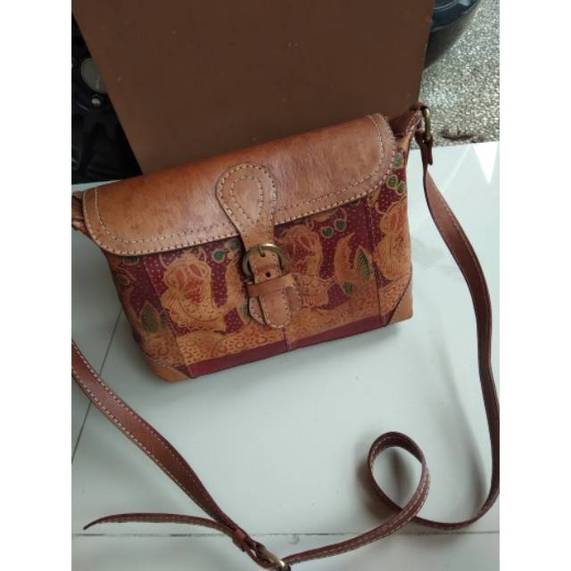 Tas kulit sapi lukis batik