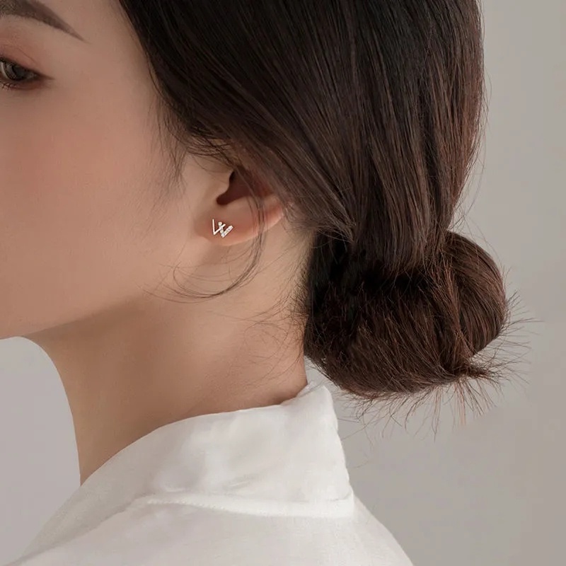 Anting Tusuk Motif Tulisan W Hias Berlian Imitasi Untuk Wanita