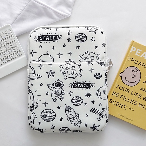 Sleeve Pouch Sarung Tas Bag Case Ipad Tab Tablet Macbook Air Pro Laptop Asus Acer Lenovo HP Huawei 11 12 13 14 15 inch Motif Gambar Galaxy Astronot Lunar Planet Space Warna Putih Hitam Lucu Cute Murah Korean Model Slot Ruang Stationary Organizer