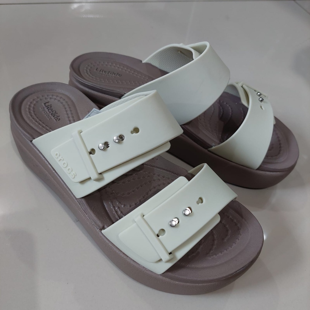 Crocs / Crocs Brooklyn Buckle Wedge / Sandal Wedges / Sandal Crocs / Crocs Wanita / Crocs Wedges / Selop Wanita / Wedges Wanita / Sandal Hak / Wedges Wanita / Crocs Perempuan / Selop Wanita / Crocs Selop / Crocs Brooklyn