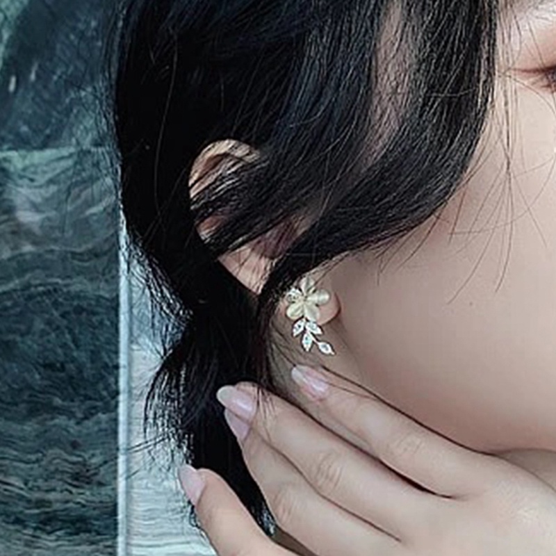 Anting Stud Desain Bunga Kristal Mutiara Bahan Alloy Gaya Korea Klasik Untuk Wanita