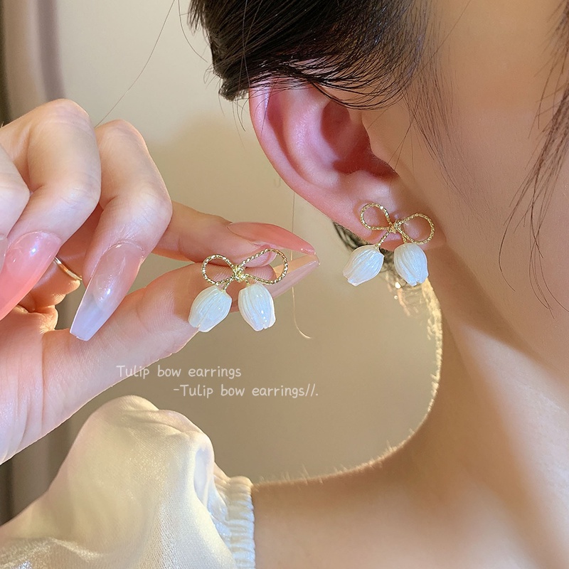 Anting Stud Desain Bunga Tulip Warna Putih Untuk Wanita