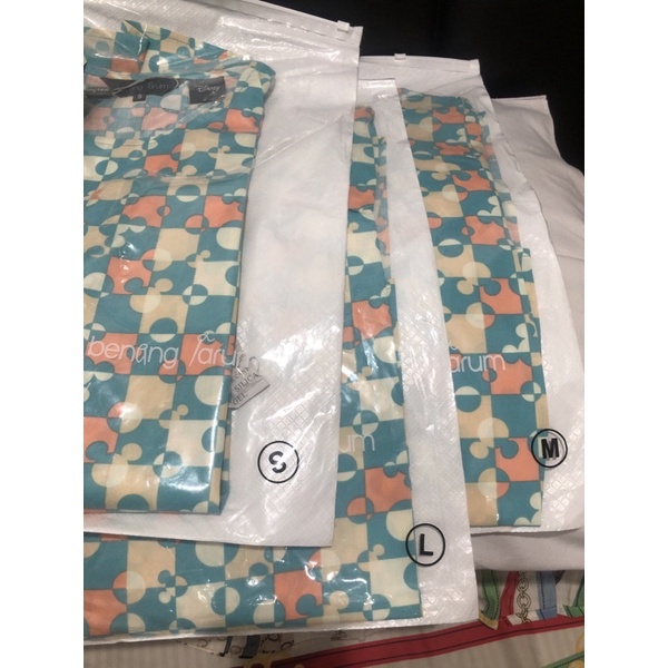 Puzzlea Top with Puff Sleeve Turquise Disney x Benang Jarum