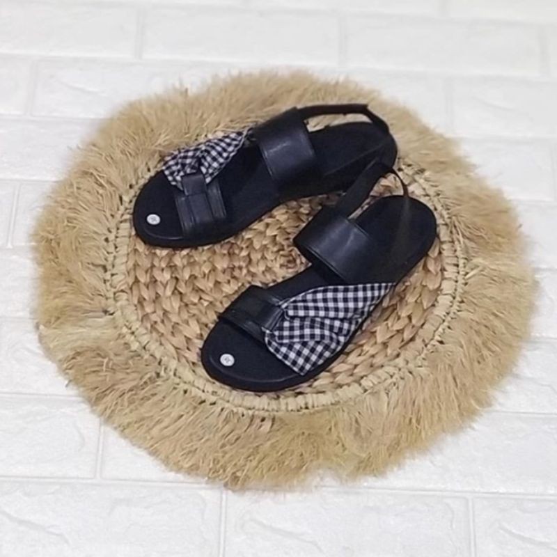 SANDAL FLATS TALI KOTAK 001