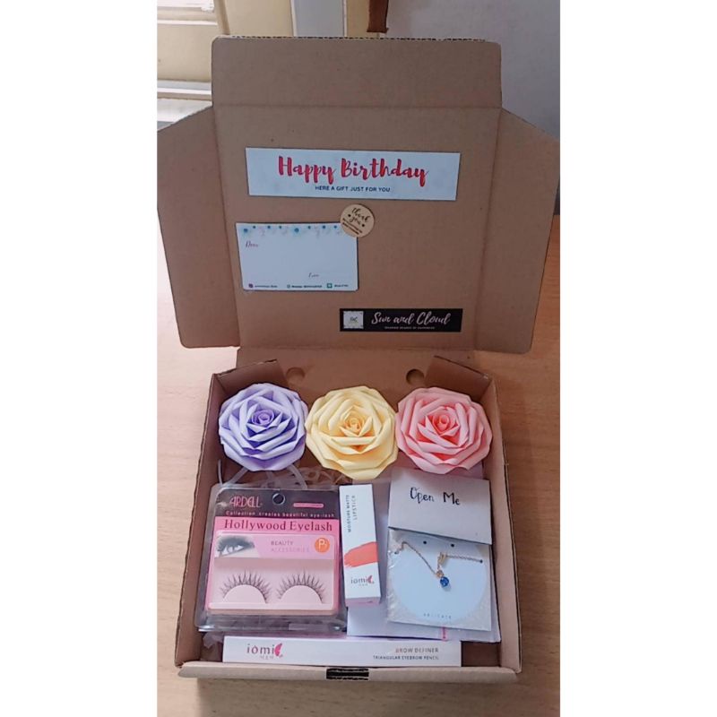 

[Ready] Custom Hampers kado ulang tahun murah, kado wisuda murah, custom gift box murah bunga mawar