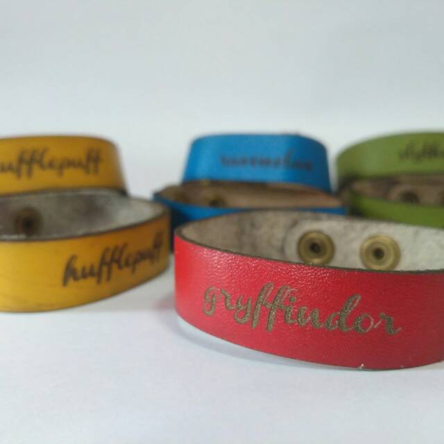 Gelang kulit Harry Potter, Aksesoris Sihir