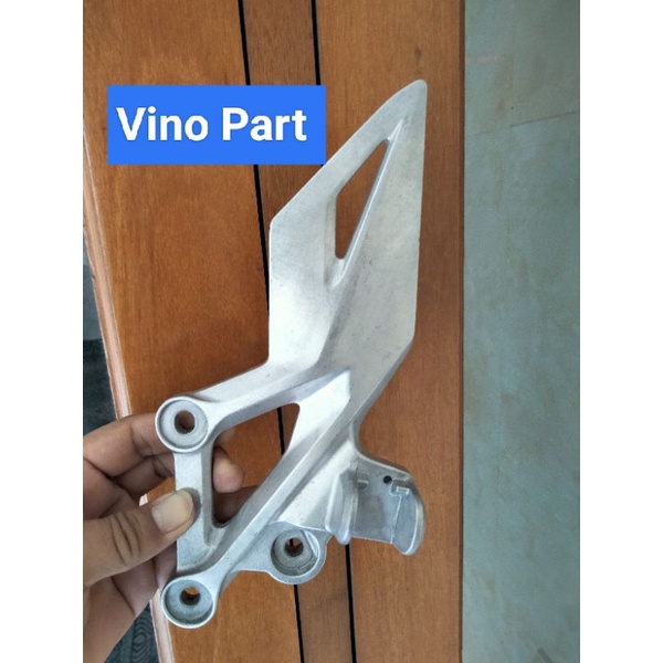 Footstep Step pijakan kaki depan bagian L kiri Honda CBR150R Facelift K45G Original