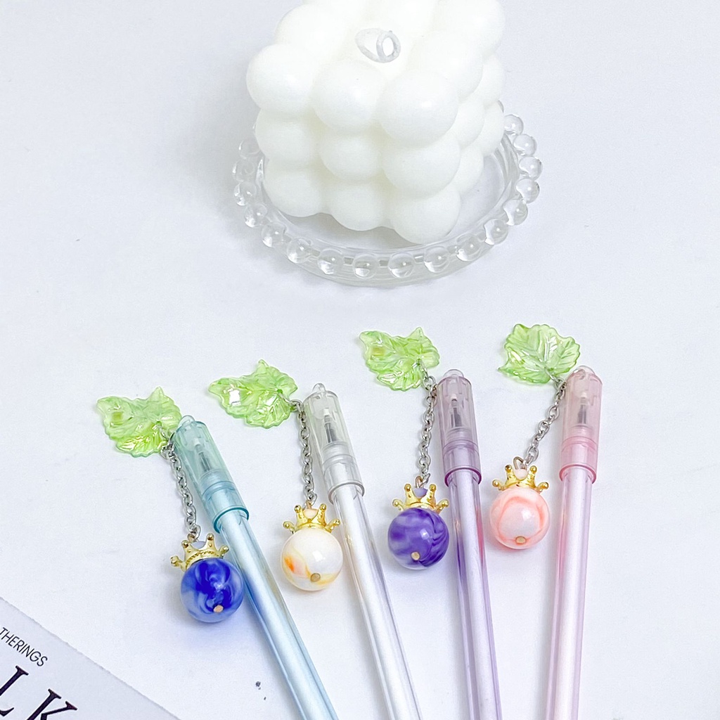 

Pen Gantungan Kelereng Crown / Pulpen Tinta Hitam Gantungan Kelereng Crown Marble Motif Granit Glitter Pastel Manik Unik Alat Tulis Grosir Ready COD