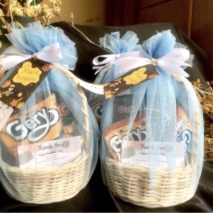 

Potongan spesial--HAMPERS KERANJANG ROTAN ISI SNACK BIRTHDAY KADO MURAH UNIK HAMPERS ULANG TAHUN KADOQOE.ID