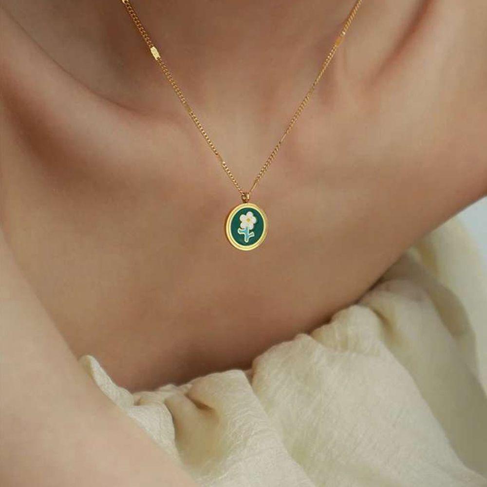 Augustina Wanita Kalung Pesona Vintage Enamel Daisy Lapis Emas Titanium Steel Gadis Aksesori