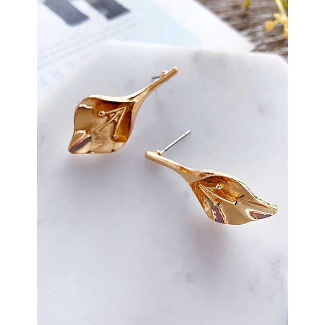 LRC Anting Tusuk Fashion Gold Alloy Leaf Stud Earrings F54110