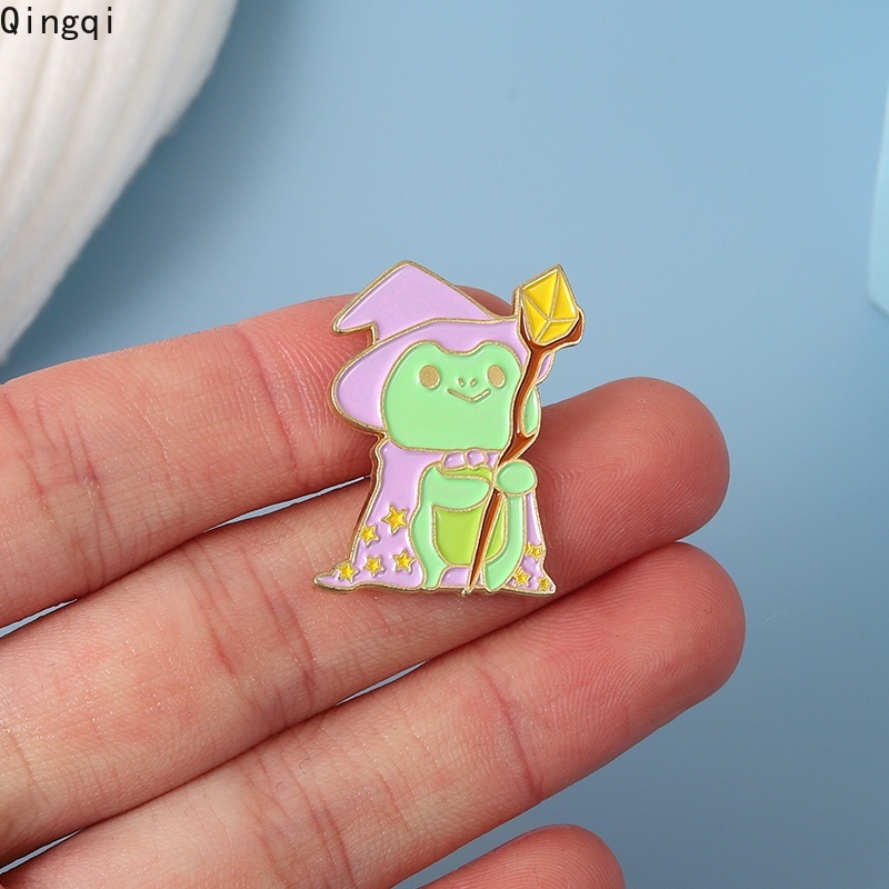 Bros Pin Enamel Desain Kartun Penyihir Katak Magic Lucu Aksesoris Tas Ransel / Hadiah Anak
