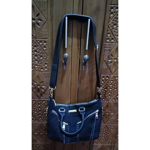 Tas hitam river island