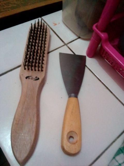 Sikat Kawat Putih Baja Gagang Kayu