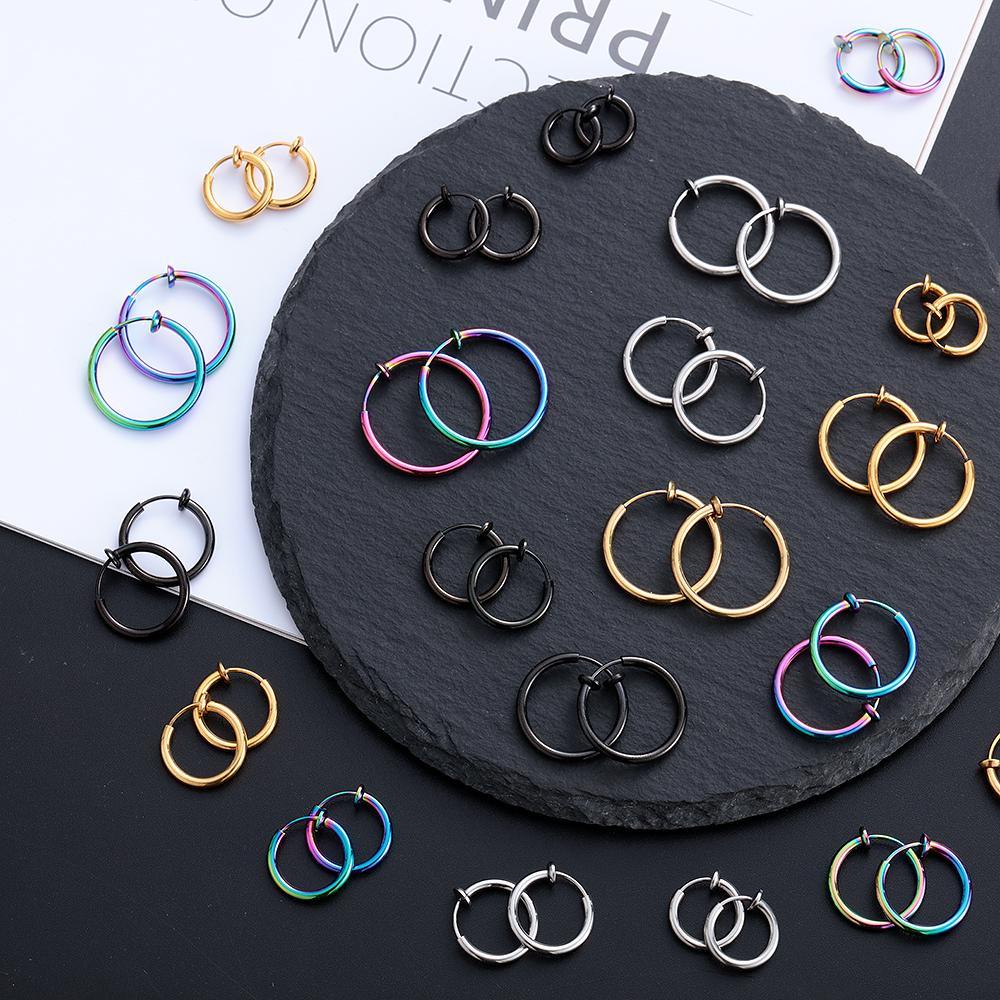 Anting Hoop Bentuk Bulat Motif Bunga Bahan Stainless Steel Gaya Hip Hop Untuk Pria Dan Wanita