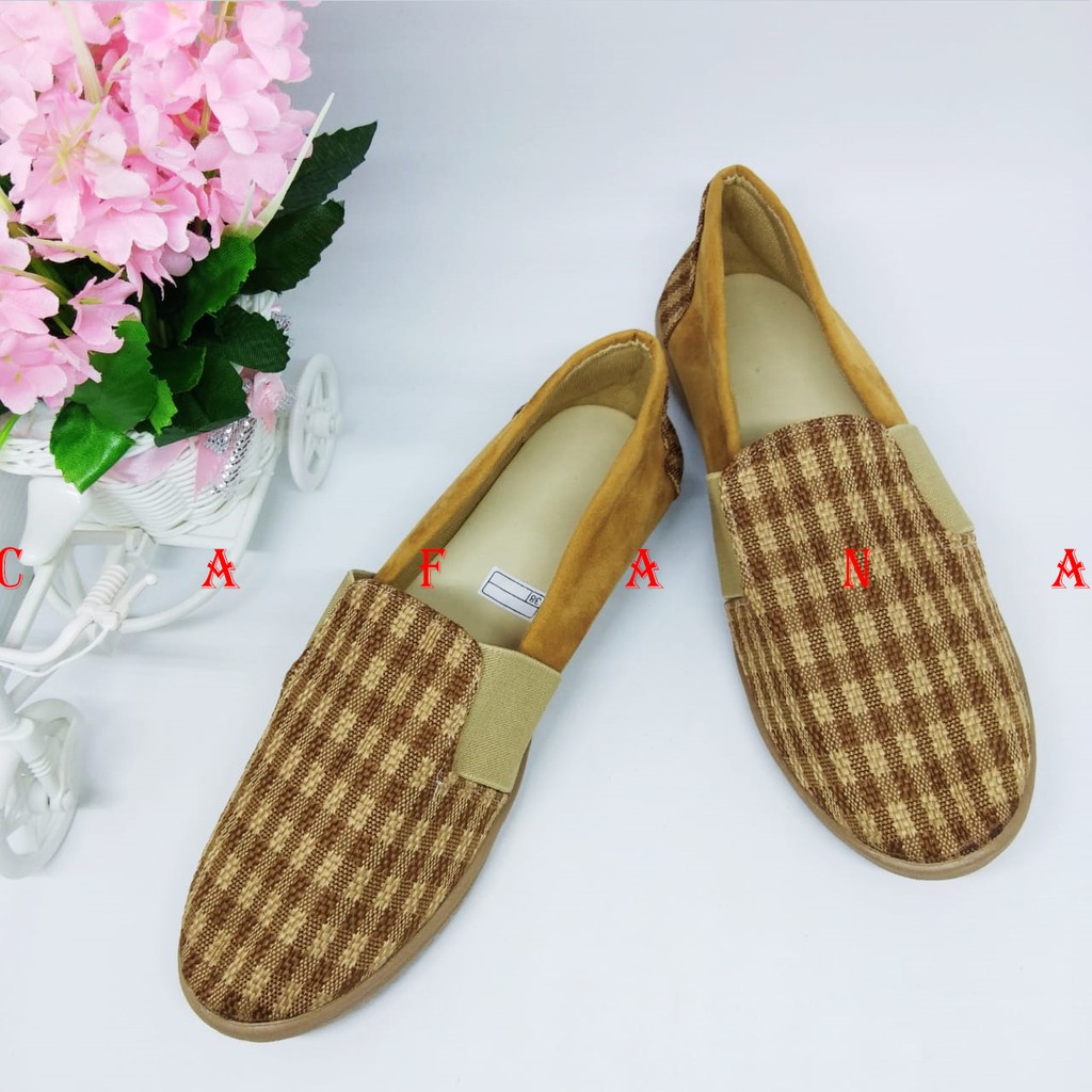 Flat Shoes Wanita Yovina SDB108