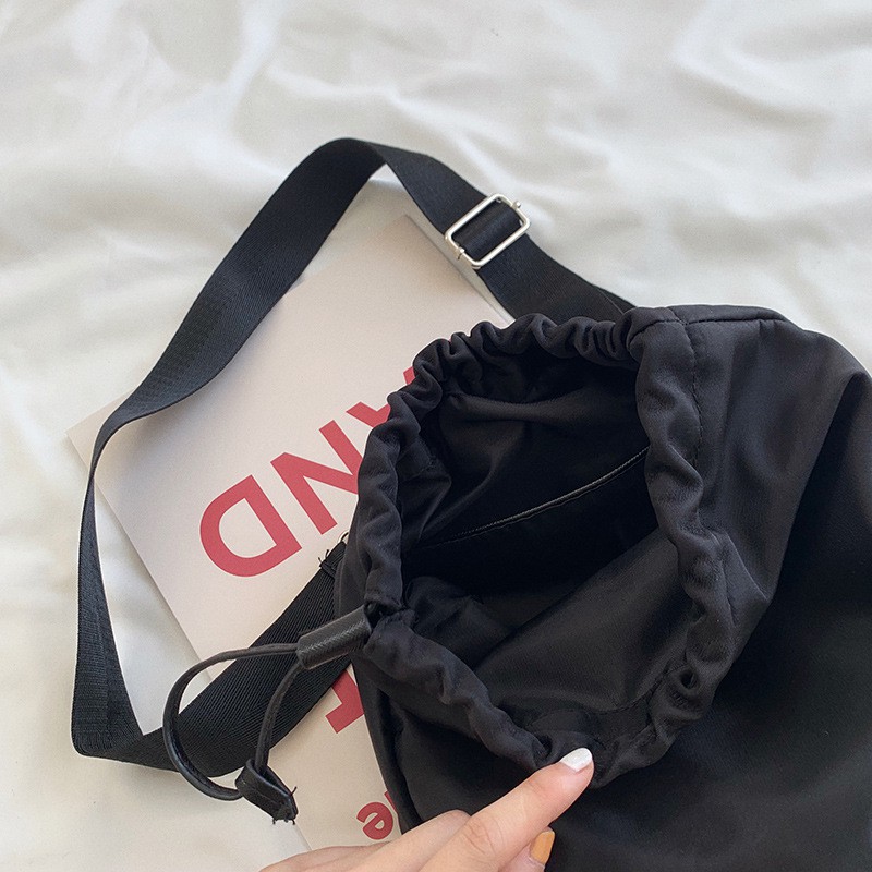 Tas Bahu / Selempang Bentuk Kotak Bahan Kulit PU Warna Hitam dengan Gesper Metal untuk Wanita