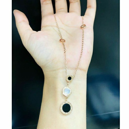 QQ kalung Angka Romawi Tiga Bandul Titanium