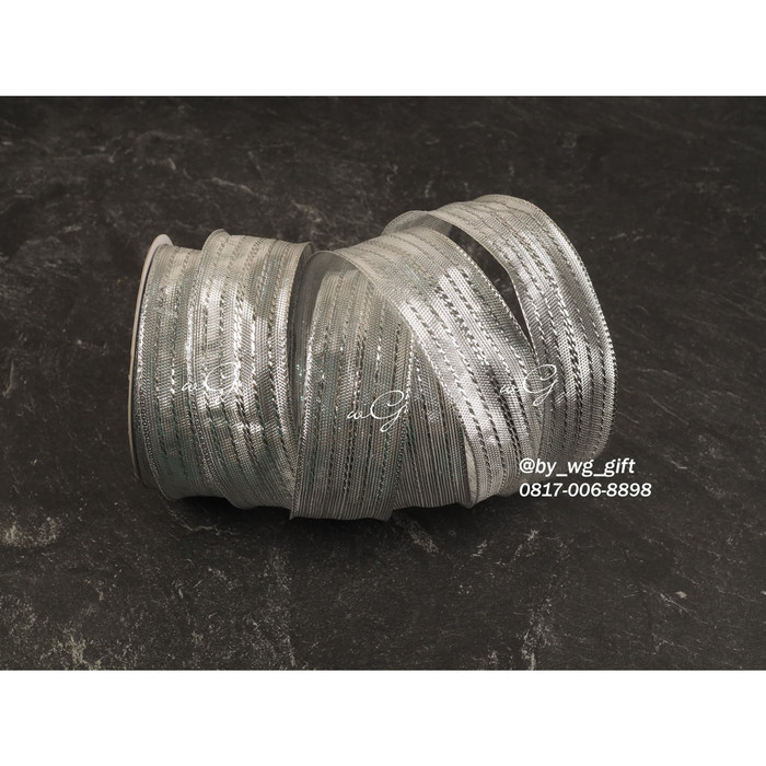 

Pita Silver - Corak Garis Garis B; Lebar 3.8 cm; Panjang 20 yard