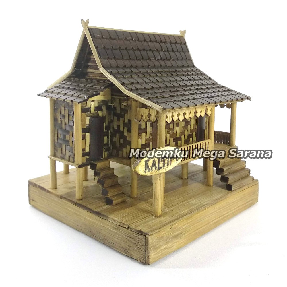 Miniatur Rumah Adat Lamin Kalimantan Timur dari bambu - 15x15x16cm