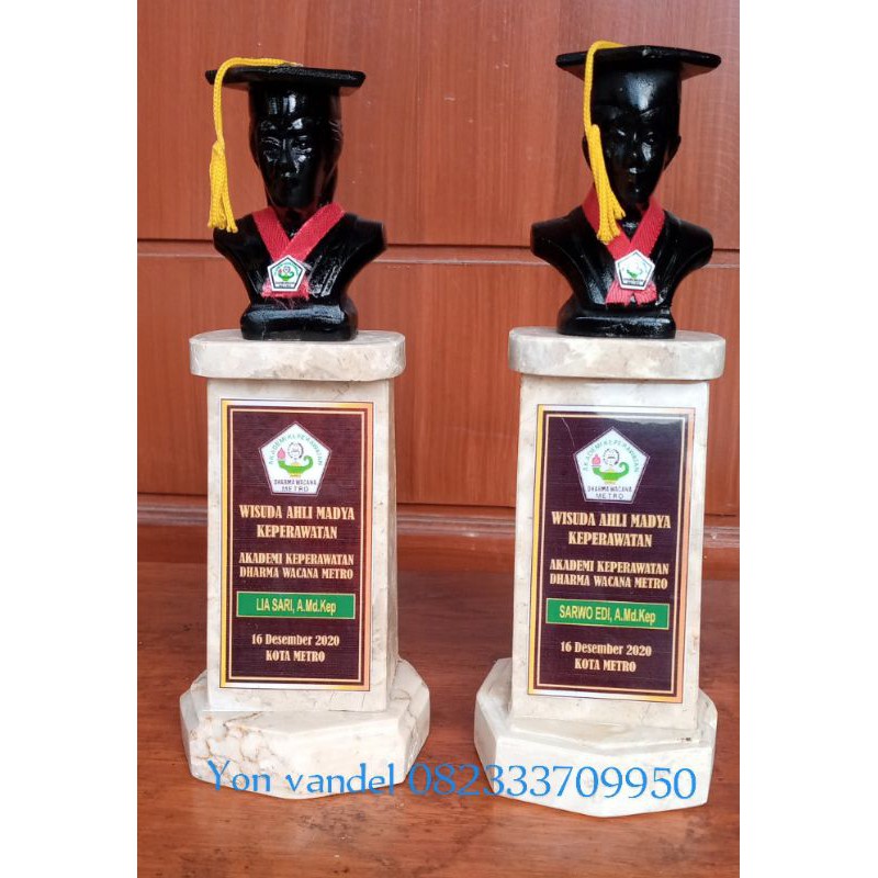 patung wisuda tatakan batu marmer