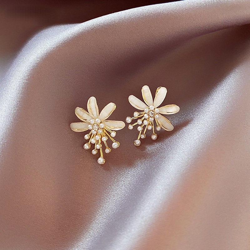 Anting Stud Desain Bunga Mutiara Warna Emas Gaya Vintage