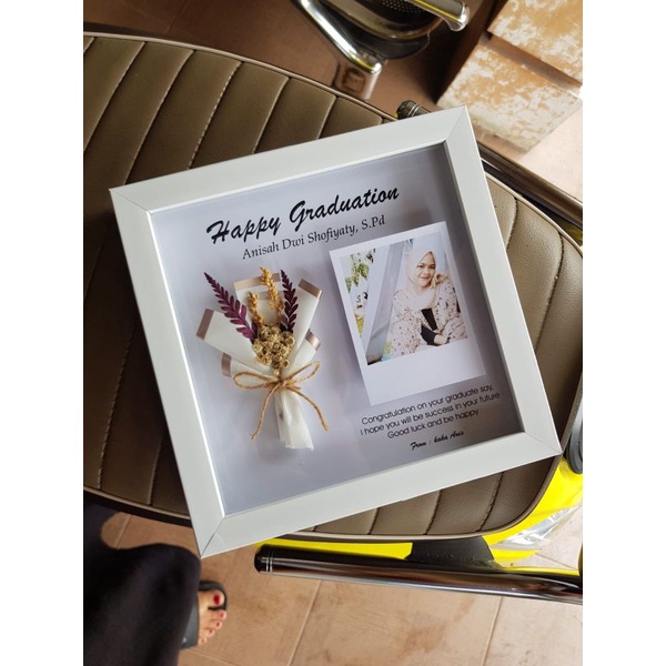

Bucket driedflower in frame ukuran 30x20/pigora wisuda