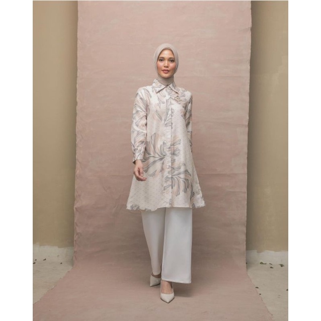 Layla Tunik Wearing Klamby Preloved