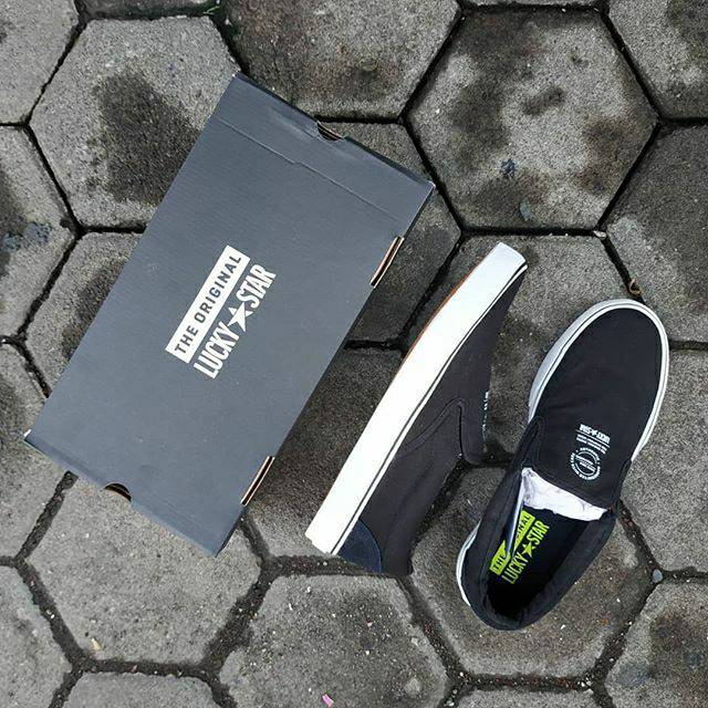 LUCKY STAR SLIP ON BLACK WHITE