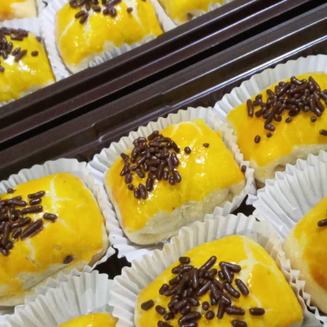 

Kue Bolen pisang coklat tabur ceres