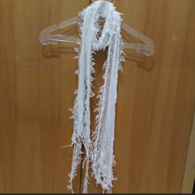 Syal putih renda