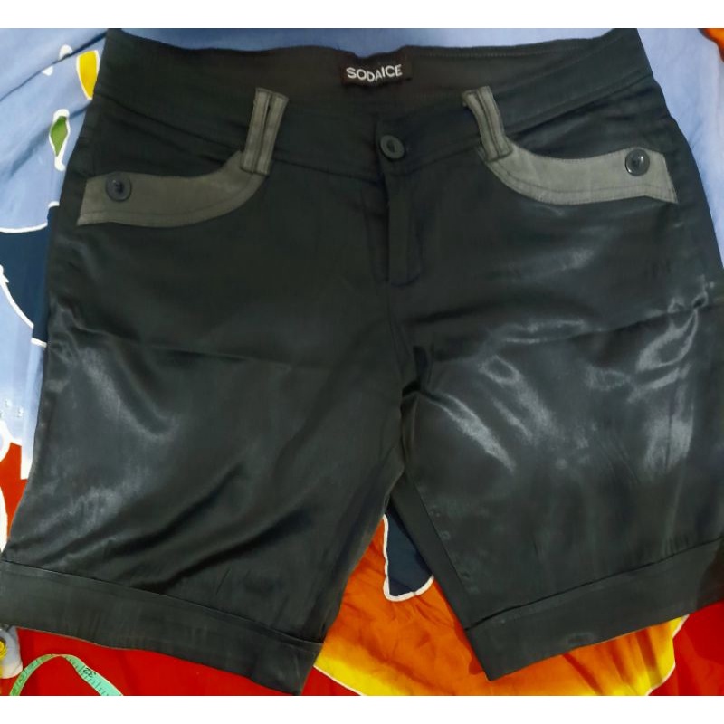 Preloved Celana Pendek Wanita Hitam Branded By Sodaice