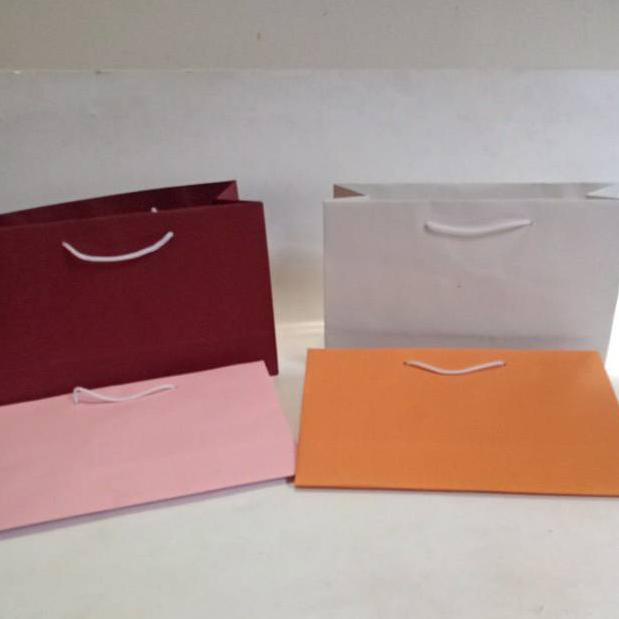 

COD Paperbag warna polos hrg Rp.2750/tas ukuran 28x10x18 dijual per 16pcs (ART. M)