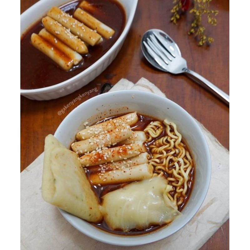

RAPOKKI ( RAMEN + TOPOKKI+ ODENG + KEJU MOZZARELLA + SAOS GOCHUJANG)