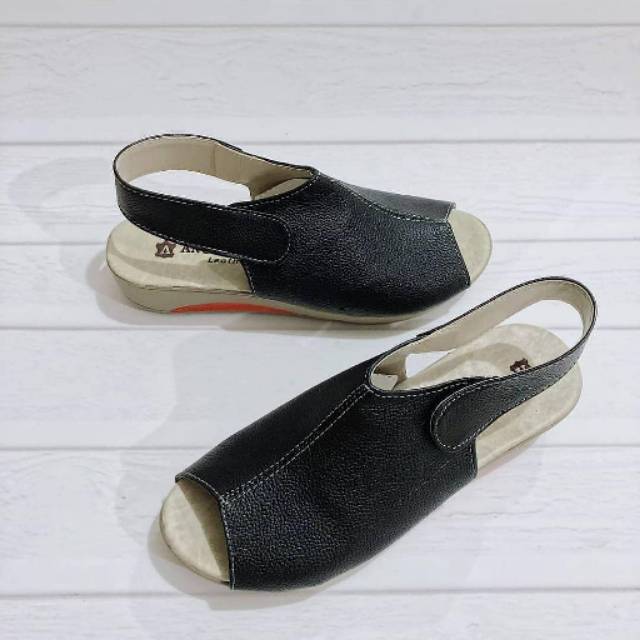Sepatu kulit cewe wedges
