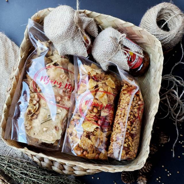 

Hampers kering Kentang dan Sambel (besek besar)