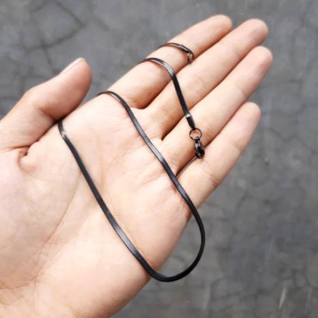 Kalung Pria Hitam Emas Titanium