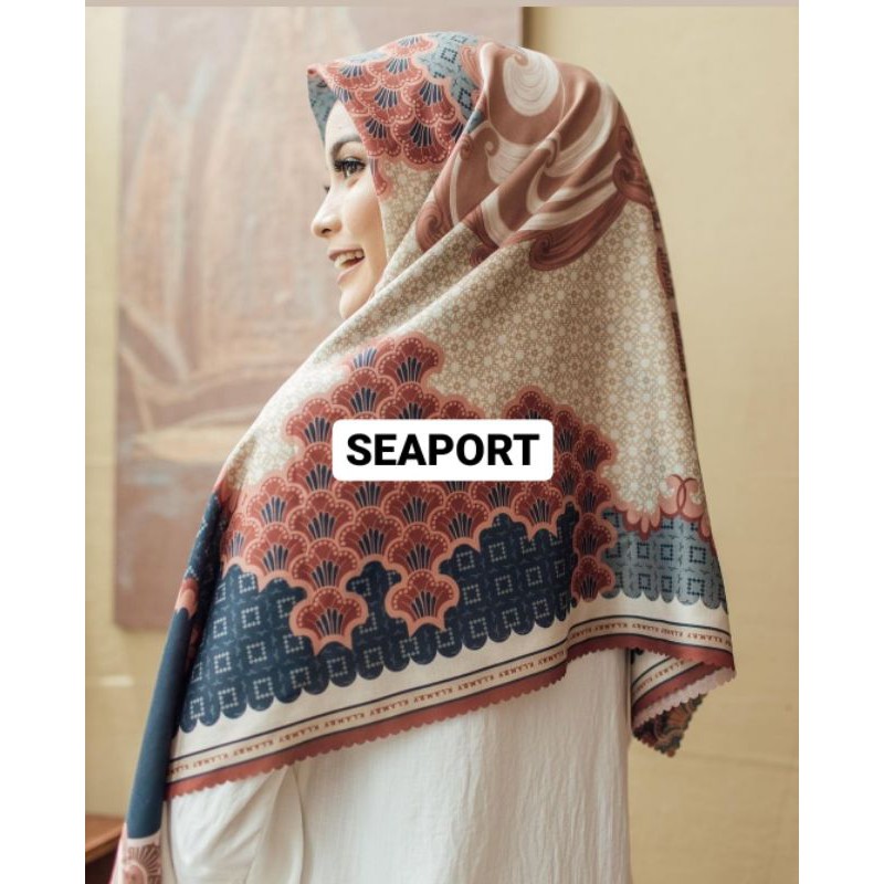 Pinisi Scarf Wearing Klamby