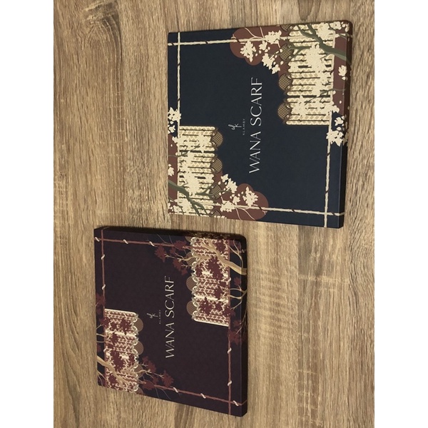 Wana Scarf Wearing Klamby