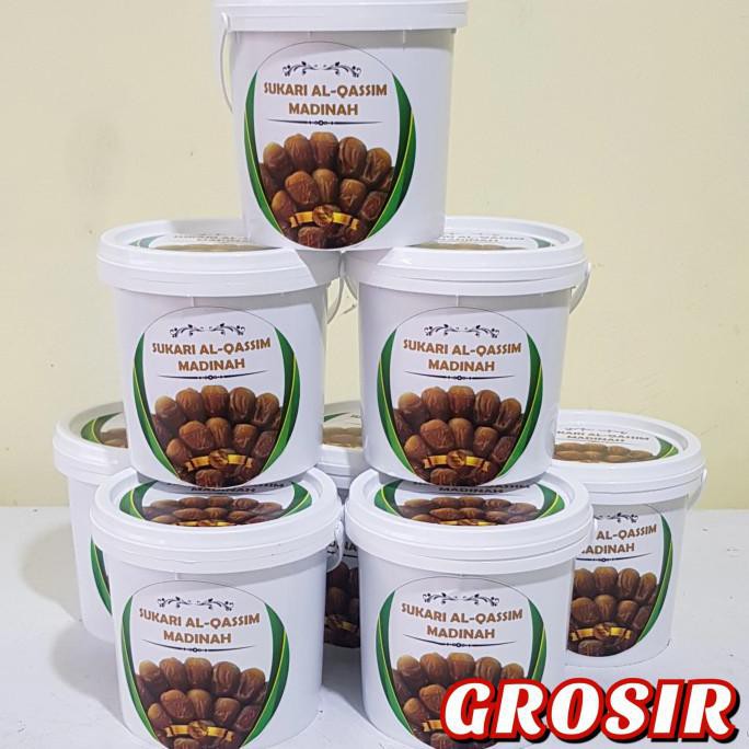 

Kurma Manis / Buah Kurma / Kurma Sukari Ember 850 Gr Alqosim Premium Grosir Ready