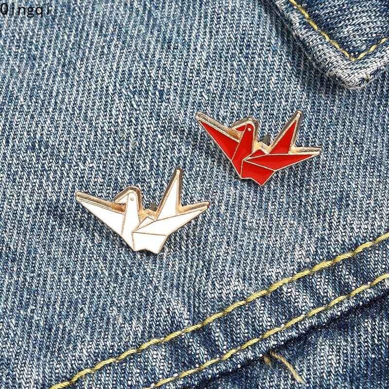 Bros Pin Enamel Bentuk Origami Burung Kertas Warna Putih Merah Untuk Hadiah Teman